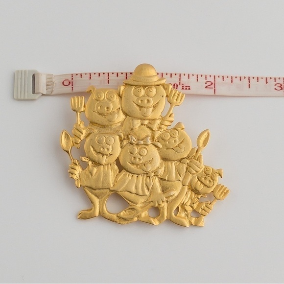 JJ Jonette Brooch Pin Whimsical Pig Family Reunion Sunday Dinner Gold Tone NWT - Picture 10 of 10